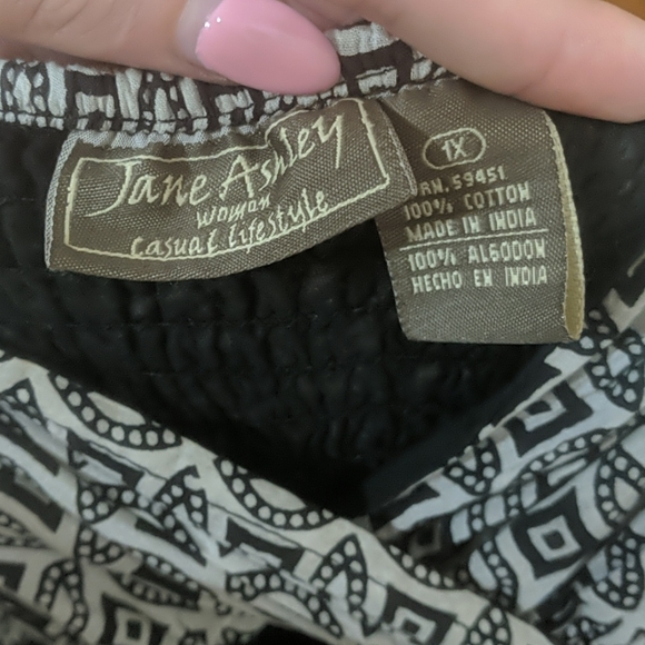 Plus size knee length geometric dress - Picture 2 of 3